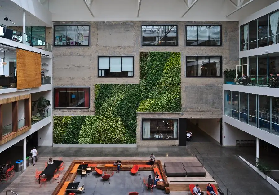 Interior del atrio de la sede central de Airbnb en San Francisco