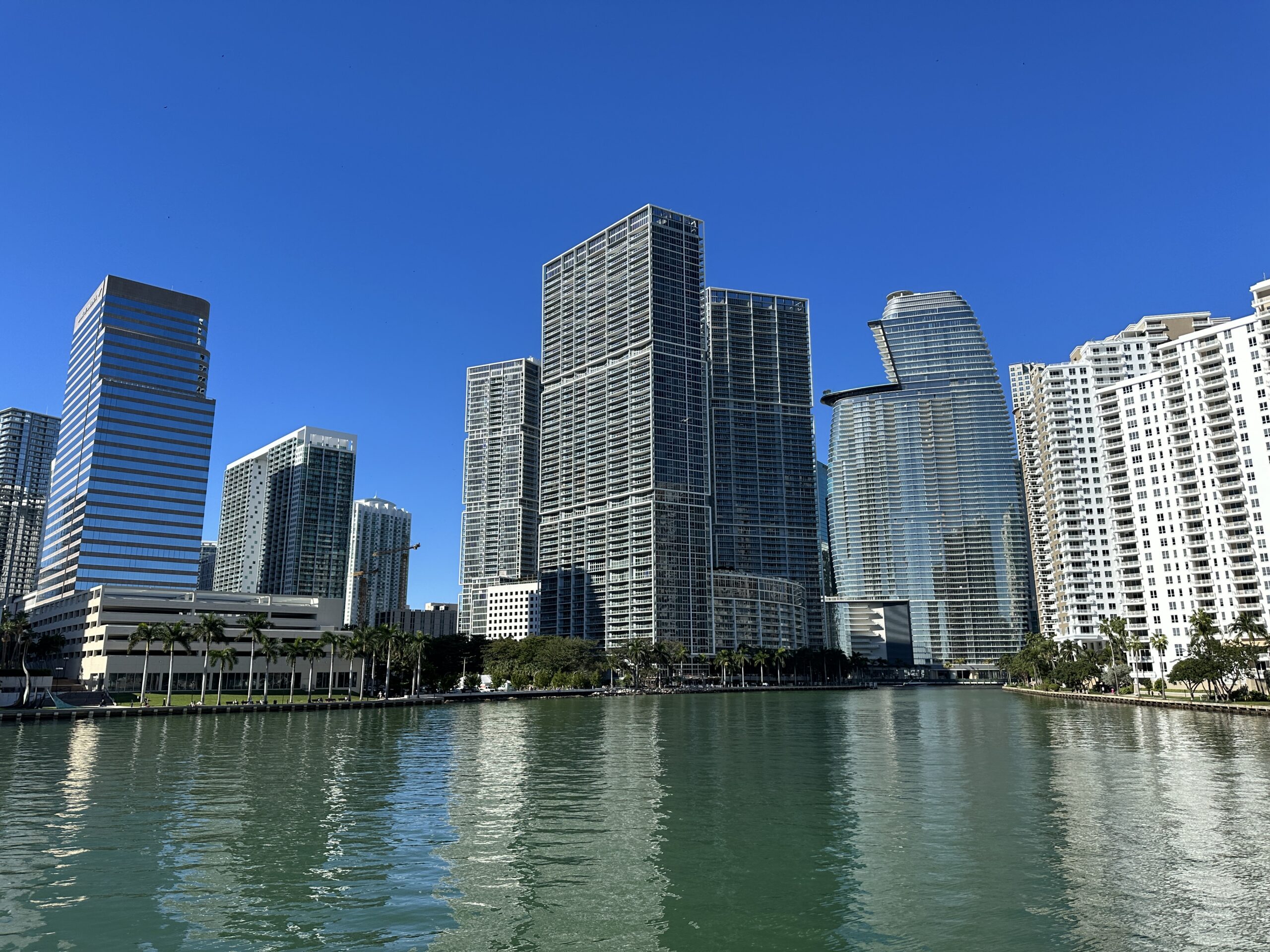 Downtown Miami y Brickell skyline waterfront