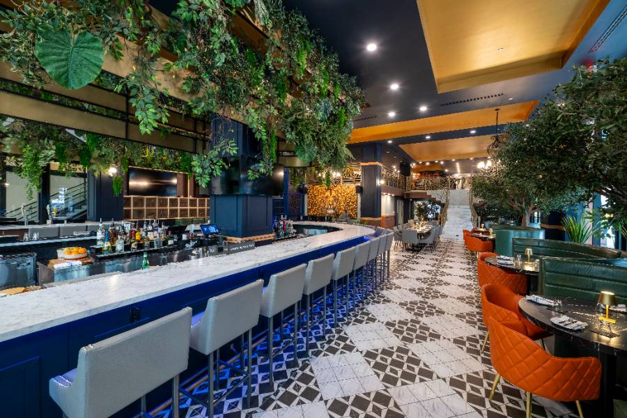 Ambiente nocturno de Cantina Leon en Coral Gables