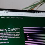 Interfaz de ChatGPT de OpenAI en la pantalla de un portátil