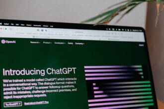 Interfaz de ChatGPT de OpenAI en la pantalla de un portátil