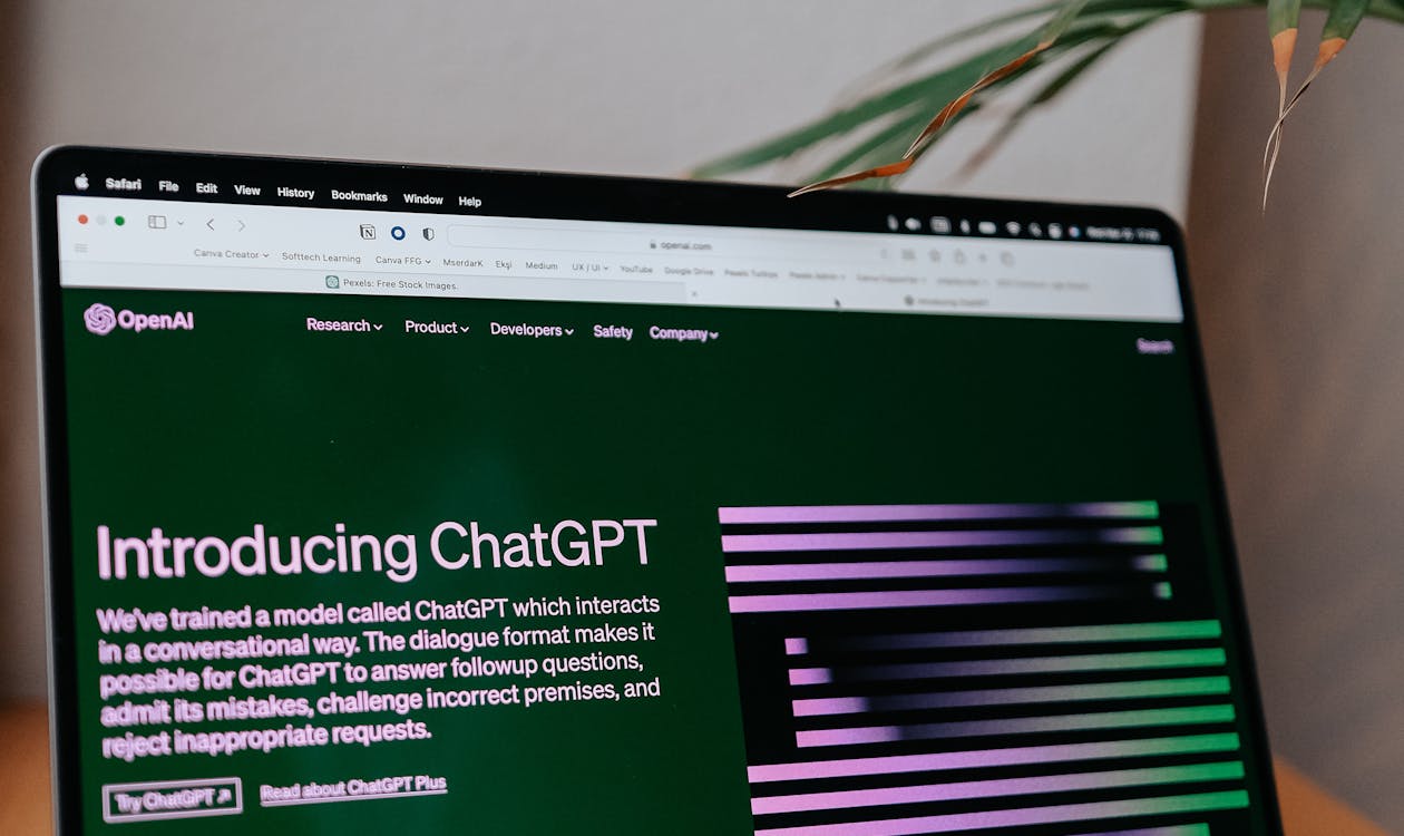 Interfaz de ChatGPT de OpenAI en la pantalla de un portátil