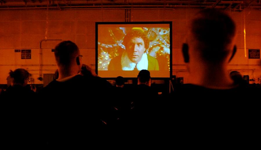Personas viendo una película en pantalla grande