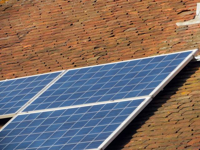 Paneles solares fotovoltaicos en campo abierto