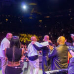 Sergio George celebró sus 65 años con un espectáculo histórico que reunió a leyendas y nuevas figuras de la salsa en el Prudential Center de Newark.