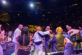 Sergio George celebró sus 65 años con un espectáculo histórico que reunió a leyendas y nuevas figuras de la salsa en el Prudential Center de Newark.