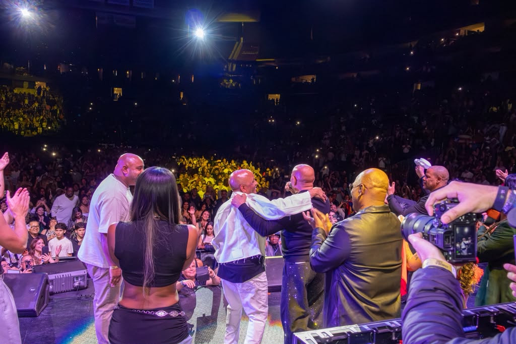 Sergio George celebró sus 65 años con un espectáculo histórico que reunió a leyendas y nuevas figuras de la salsa en el Prudential Center de Newark.