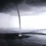 Waterspout gigante sobre las aguas de los Florida Keys, Florida