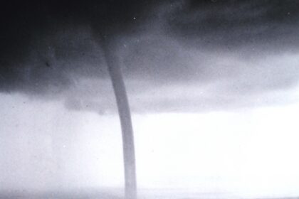 Waterspout gigante sobre las aguas de los Florida Keys, Florida