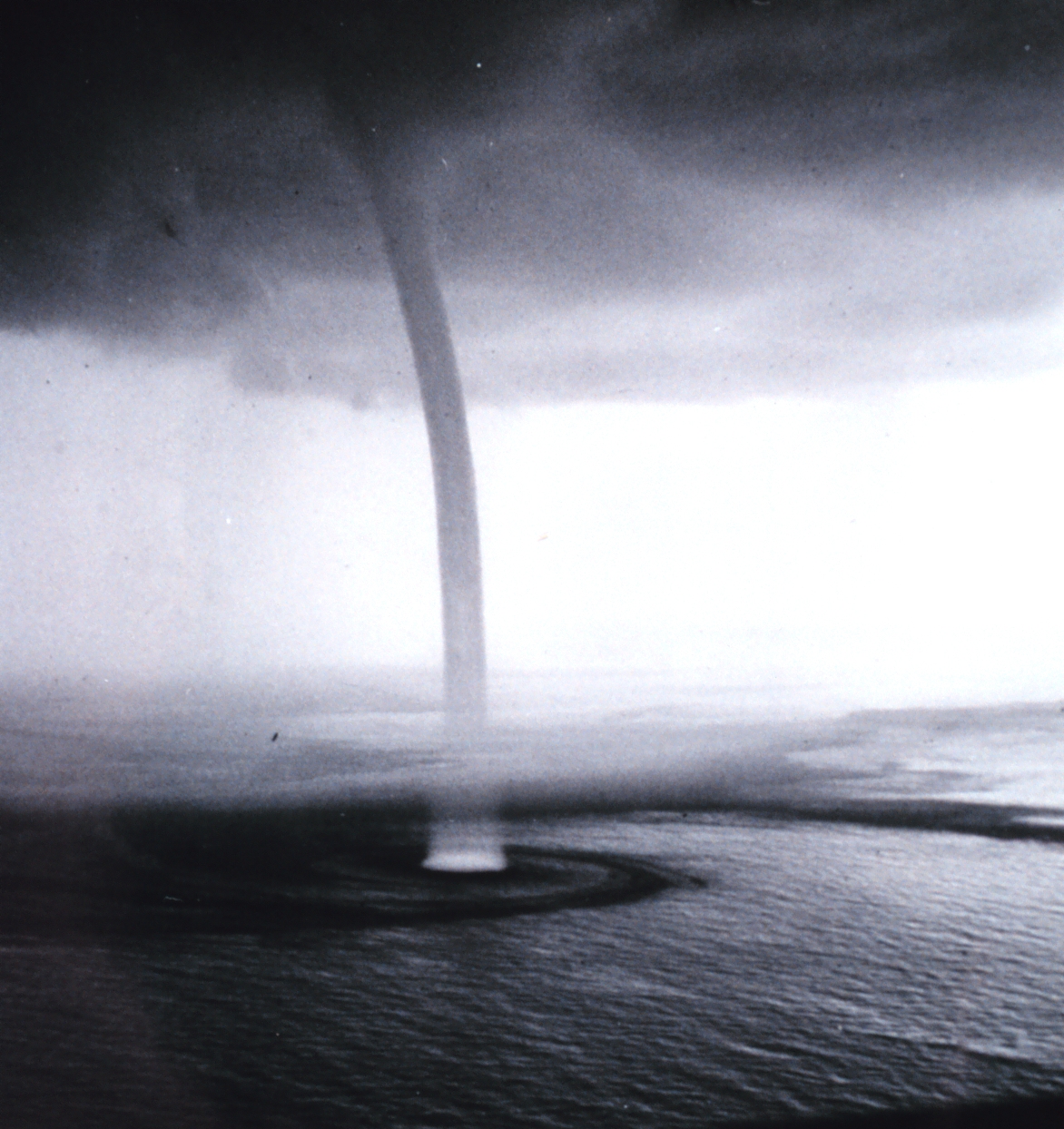 Waterspout gigante sobre las aguas de los Florida Keys, Florida
