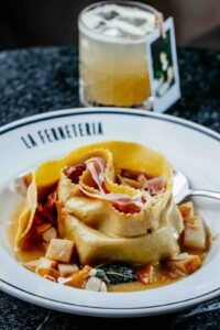 Menú fijo + bebidas ilimitadas = cero preocupaciones. Solo disfrutar.